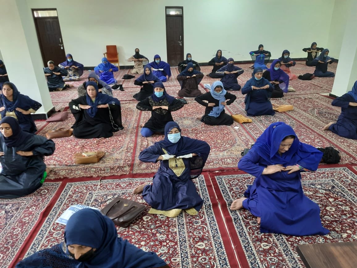 Gurudev's tweet photo. Doctors &amp; health workers from various districts of Jammu &amp; Kashmir, who are fighting against the COVID pandemic, underwent the @artofliving’s Meditation &amp; Breath workshop. https://t.co/7BNC2EO5Fb