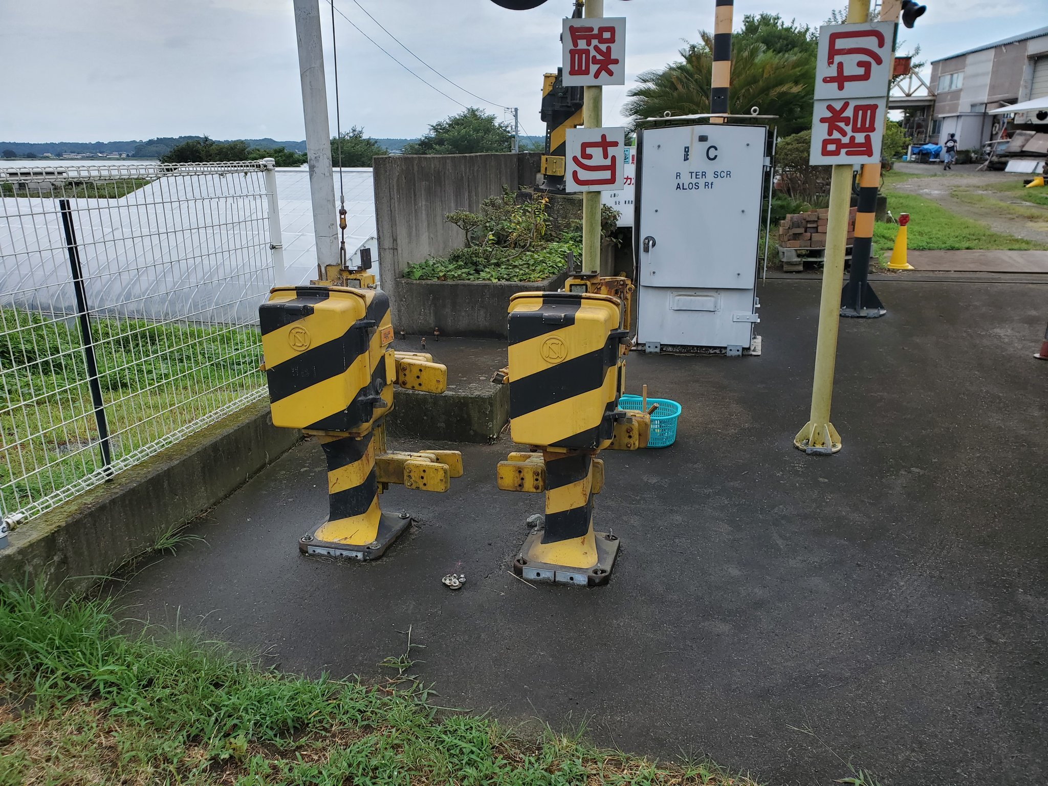 【某鉄道会社 自動踏切警報機 遮断機 遮断桿 】踏切 電車 バラ売り可