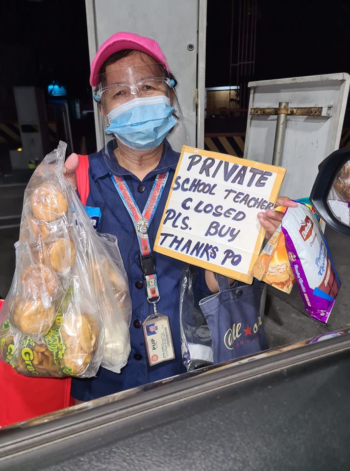 inquirerdotnet's tweet photo. TINGNAN: Viral ngayon sa social media ang larawan ng isa umanong private school teacher na napilitang magtinda ng tinapay at iba pang pagkain matapos mawalan ng trabaho dahil sa COVID-19 pandemic.

📷: Karlo Ternora | @CarloMolinaINQ https://t.co/3hRL1N2QNU