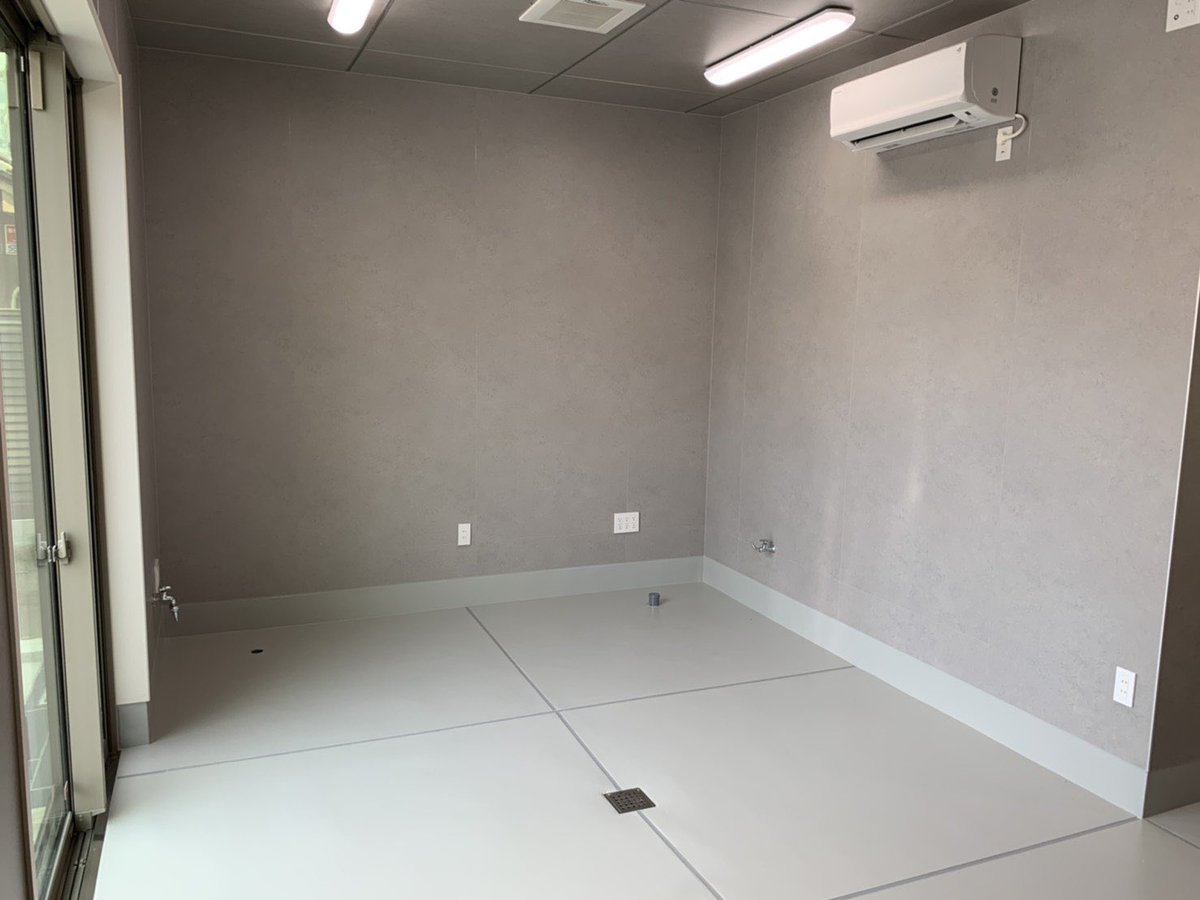 R0R_KU's tweet photo. 水槽部屋完成

これで水こぼし放題☺️
コンセントと蛇口だらけ笑 https://t.co/qAyAXRiky6