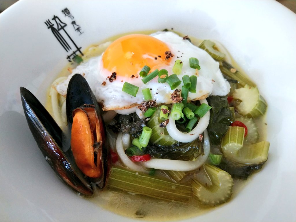 です ムール貝の白ワイン蒸し からの うどん が美味い W 業務スーパーの 殻付きムール貝 278円 税抜 とセロリ98円 税抜 にオリーブオイルとニンニクと鷹の爪だけでバカ美味いっけ 味付け一切無し そこにうどん入れたら これん 更に美味いだ