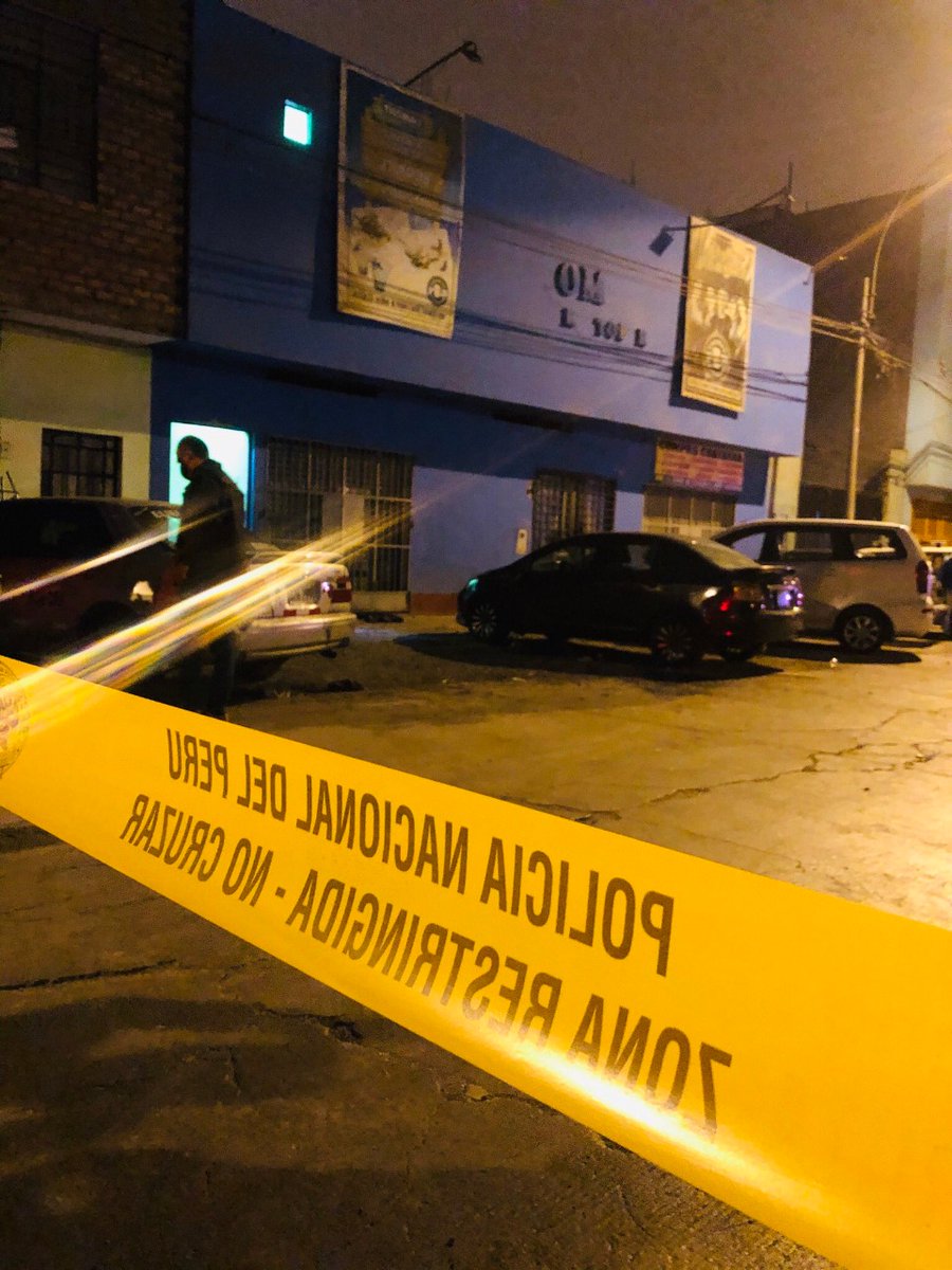 TuiteroSismico's tweet photo. Tragedia en Lima, Perú
12 jóvenes fallecidos esta noche en la discoteca Thomas de Los Olivos, en una fiesta clandestina donde habían más de 100 personas.
Llegó la policía,al parecer lanzaron una Lacrimogena al interior y al tratar de arrancar se fueron asfixiando y cayendo https://t.co/CUWcqX2GsS