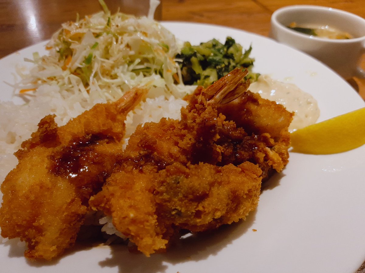 kimitake_slmd's tweet photo. 今日のまかないはエビフライ＆カキフライ〜
#料理 #料理好きな人とつながりたい #自炊男子  #food #おうちごはん #お腹ぺこりん部 #ツイッター家庭料理部 #自炊  #男子ごはん #料理記録 #お昼ごはん #ランチ https://t.co/nT8ytuyR5D