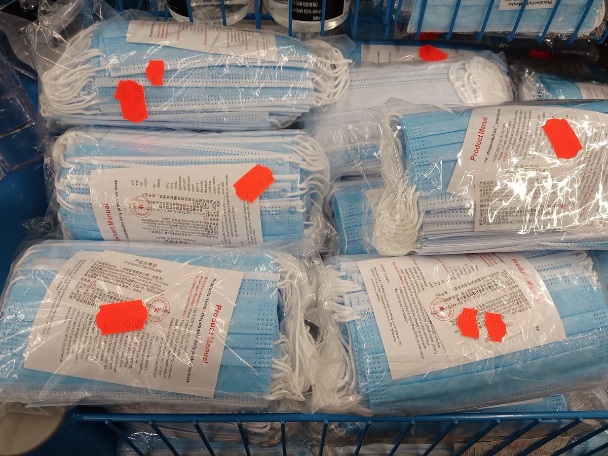 Snigel01's tweet photo. 近所のTediというダイソーのような安売り店で中国産50枚入りナゾノマスクがなんと€50で売られている。その奥には同じマスクが3枚€2で売られている（マテ　マスク品薄時に仕入れられたのかもだけど、この値段じゃもはや誰も買わんわなぁ。 https://t.co/LCmrryNb9d