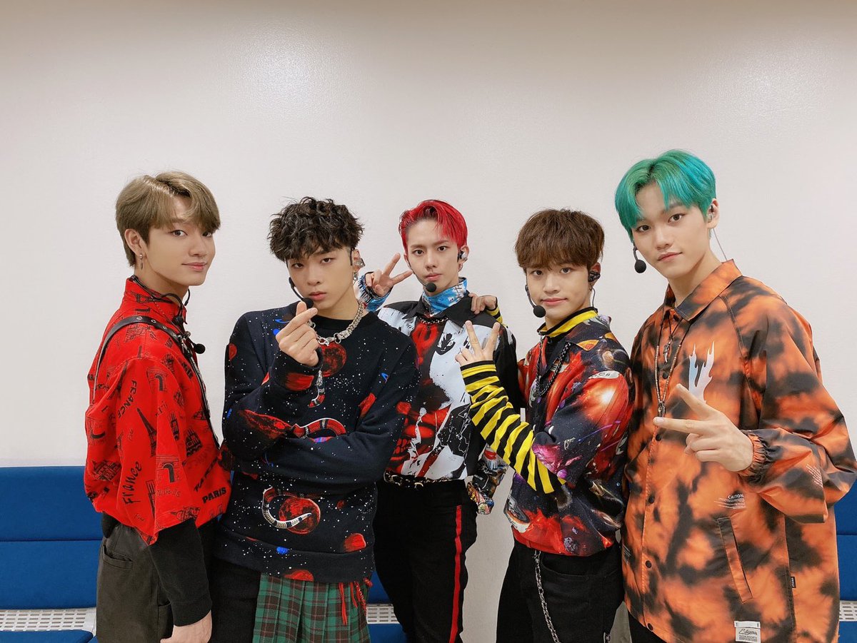 McndOfficial_'s tweet photo. 오늘도 화려한 엠쎈디 'nanana' 포포먼쓰가 젬을 감싸네 💫

잠시 후, 3시 5분! 어디가요? 인기가요 🎶

#MCND #엠씨엔디 #EARTH_AGE #nanana #SBS #인기가요 #INKIGAYO https://t.co/RQeFesQBtc