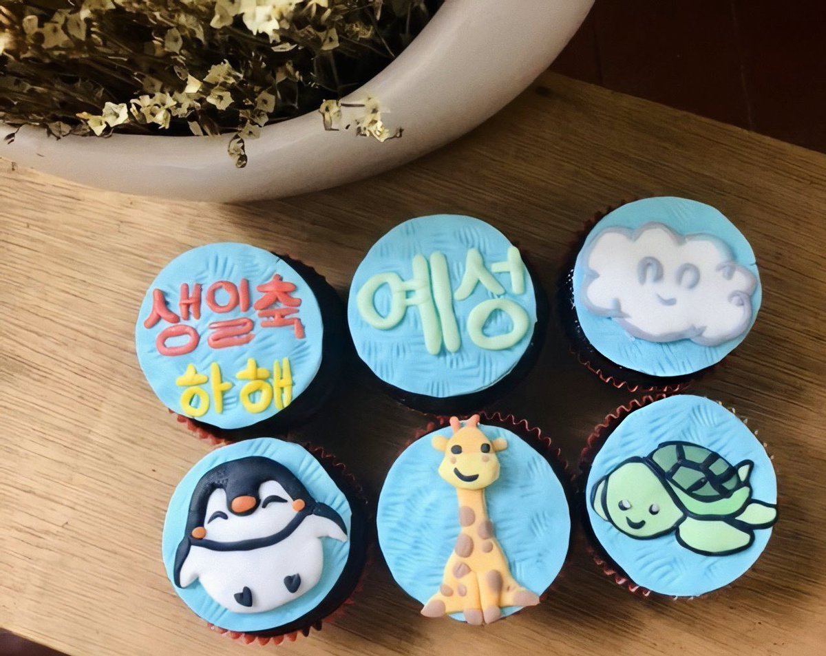 yowassupyeye's tweet photo. ordered these cupcakes for 2 celebrations 🤣 KRY Beyond Live & Yesung’s birthday 💞✨
@GaemGyu @SJofficial @shfly3424
#SuperJuniorKRY #SuperJuniorKRY_BeyondLIVE #WhenWeWhereUs #Kyuhyun #Ryeowook #Yesung #규현 #려욱 #예성 https://t.co/7cqFo85yKN