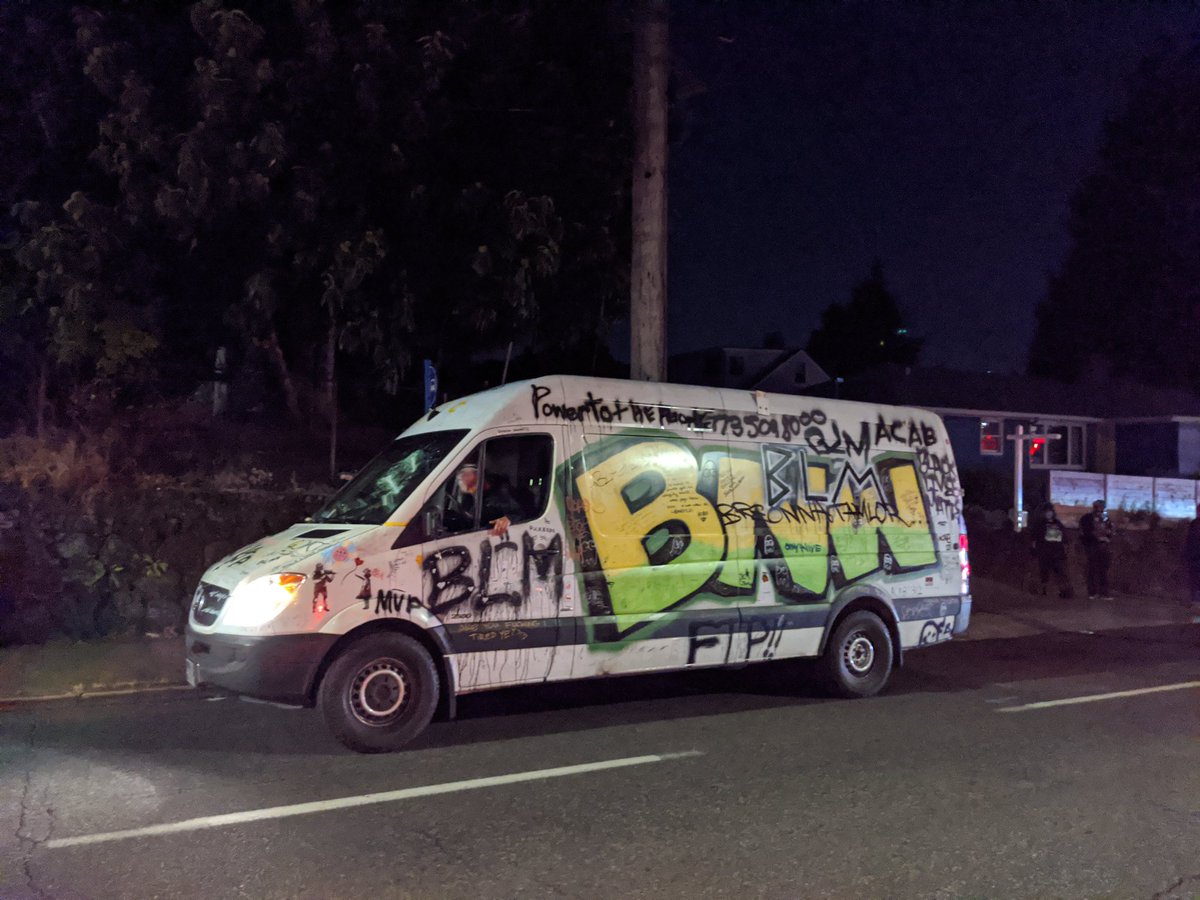 Justin Yau On Twitter Snack Van Has Just Arrived On Site Despite Being Damaged Earlier By Right Wing Protesters In Front Of The Justice Center Portlandprotests Pdxprotests Blacklivesmatter Https T Co 7fhpazaxzt