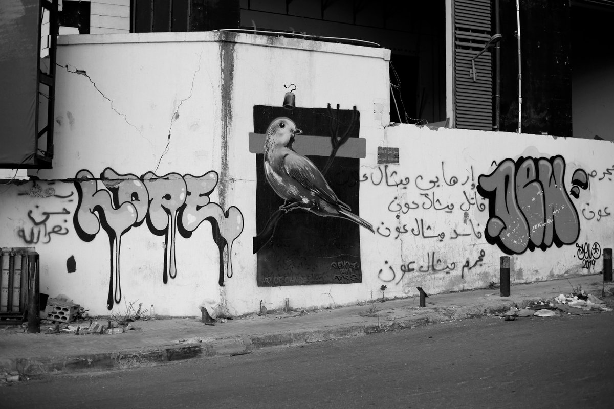 #جدران #مدينة #لبنان #بيروت #انفجار_المرفأ #انفجار_بيروت 
#غرافيتي #اسود_ابيض 
#Beyrouth #lebanon #graffitiart #portexplosion #BeirutExplosion #ImageOfTheDay #picoftheday #photooftheday #photojournalism #city #blackandwhitephotography #liban