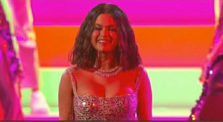 So in conclusion,  @Interscope should thank me for promoting Selena more than they do and getting those streams and views PURR