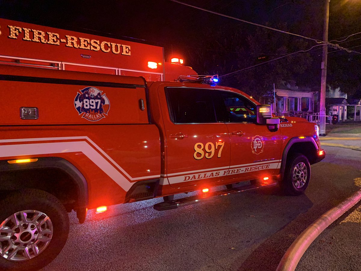 Box4Firebuffs's tweet photo. 896 and 897 are back in the house after working a 2 alarm apartment fire at Lancaster &amp; 5th. Intital fire photo taken by a member of Truck 33. https://t.co/DEINsVktob