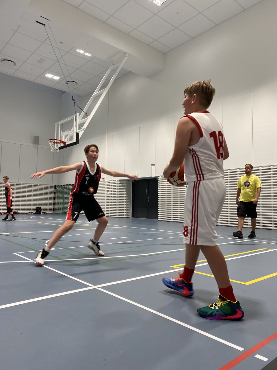 TainaKetola's tweet image. Pyhäaamu ja koripalloa. Otaniemen lukiolla on hienot tilat pelata mutta olispa parketti. #pyrintö #P07 #tallinktournament