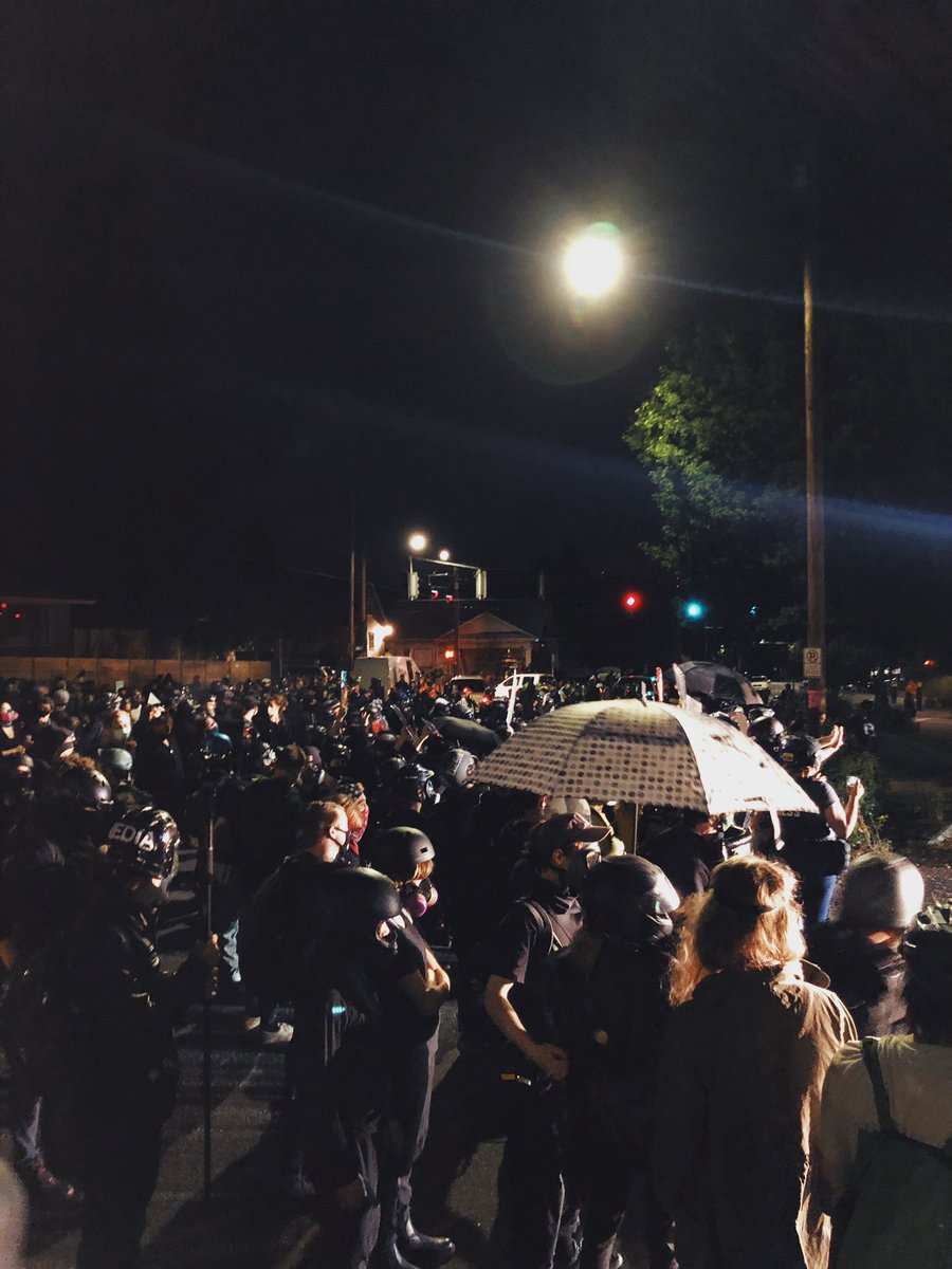 OmarJimenez's tweet photo. The day has given way to night. Night 87 in Portland. https://t.co/al3bP44XFz
