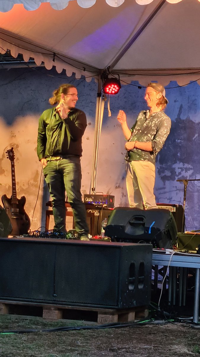 Reyrog's tweet photo. #Jura #Frontenay Jazz Frontenay belle soirée musicale à Frontenay ce soir avec des jeunes musiciens de qualité.
Mais il faut changer de nom: ce n'est plus vraiment du Jazz.
C'est de l'electro, du funky, du blues,de la pop mais pas du Jazz.
Avec de bons musiciens quand même :) https://t.co/Rk4VylvZ96