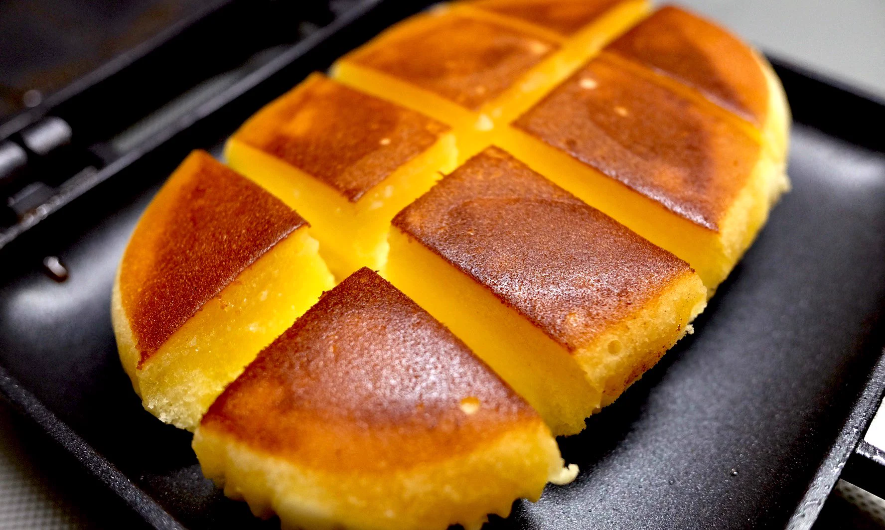 ホットサンドメーカーを持ってる方は是非！「北海道チーズ蒸しケーキ」をより美味しく食べる方法？！