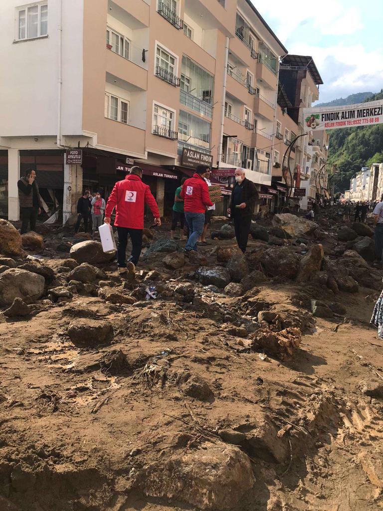 Kizilay's tweet photo. 📍Giresun

Yoğun yağışlar nedeniyle meydana sel/su baskınından etkilenen vatandaşlarımıza sabahın ilk saatlerinden itibaren ikram malzemesi dağıtmaya devam ediyoruz. #Giresun https://t.co/it7KF5IgfI