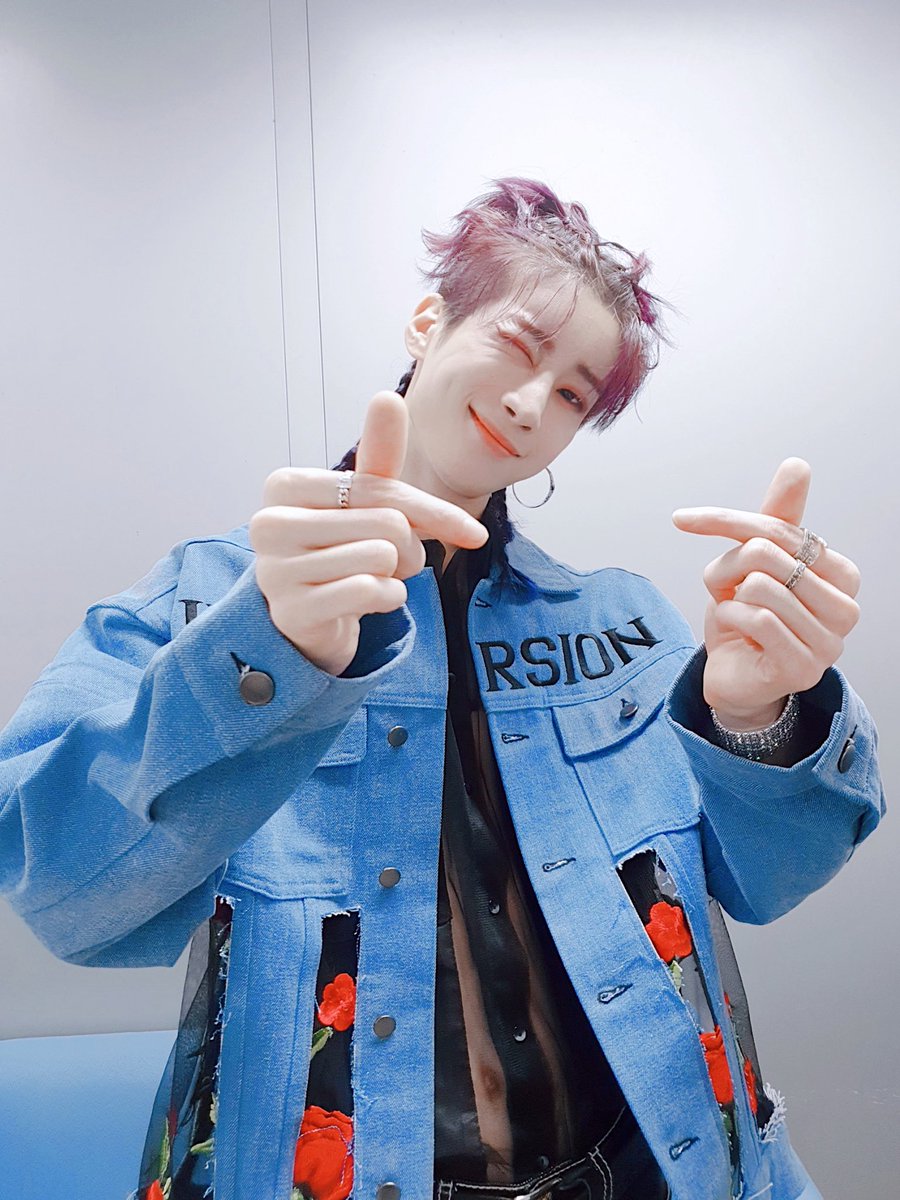 [#한승우] 200823 #인기가요 #HANSEUNGWOO

#Sacrifice  활동을
열렬히 응원해주신 앨리스💙💛 최고🙏🏻

승우의 곁에서 든든히 함께해주신 덕에
무사히 활동을 마칠 수 있었습니다👍

앞으로도 스누가 앨리스의
든든한 숲이 되어줄게요
💜🌳🍇🌳💜

말랑대장포도와 함께🍇
언제나 새크리파이팅👀🖐💜