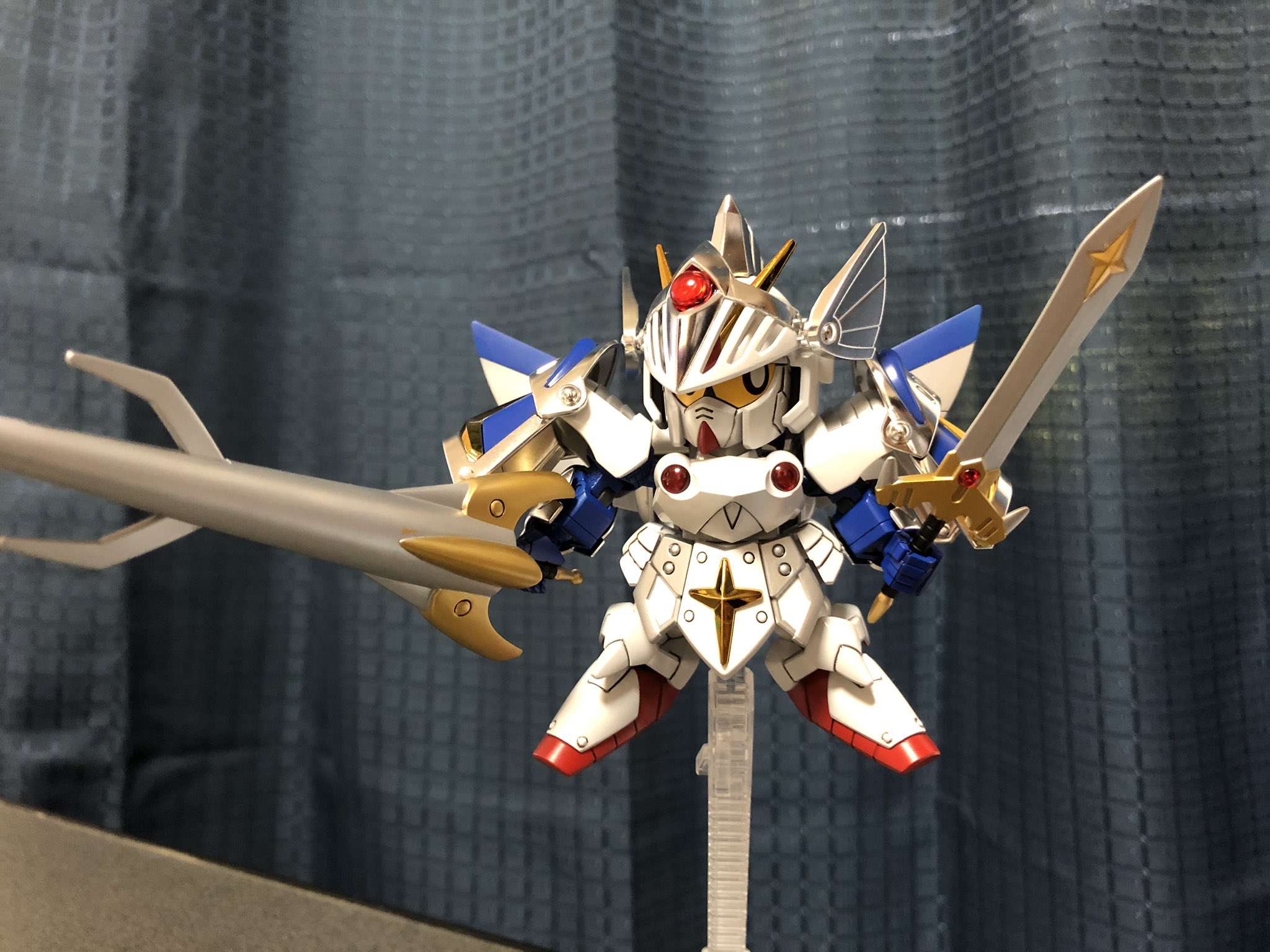 てっこ レジェンドbbバーサル騎士ガンダム完成 パール塗装してみたけどあんまり分からんなぁ ガンプラの画像を貼るとrtされると聞いて ガンプラ Sdガンダム T Co Xloybm7qkc Twitter