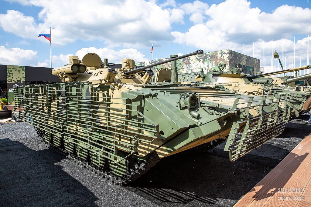 [IFV] Deux modèles de BMP exposés peuvent déjà attirer l'attention au salon ARMY-2020.En premier lieu un BMP-2M avec tourelle Berezhok doté d'un kit de protection additionnel (photo  @saidpvo).