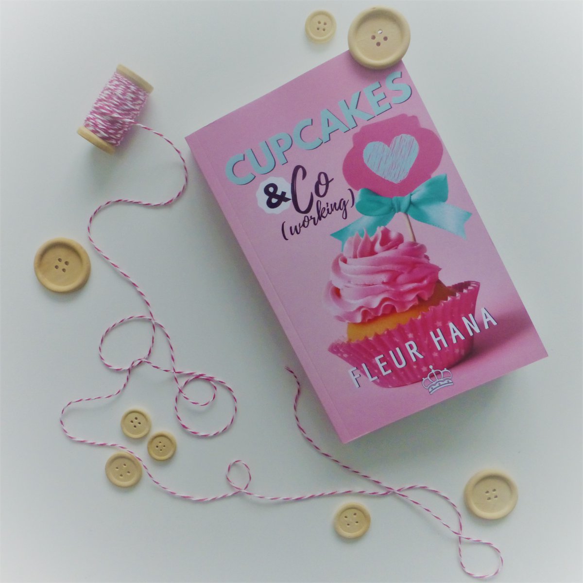 Milletunepages's tweet photo. Il est arrivé !! "Cupcakes & Co(working) #2" de @FleurHananas est disponible.
La lecture de votre été !!
#FleurHana #VIBees #Chicklit #CupcakesAndCo #CupcakesCoworking #CharlotteEtMaxence #addiction #JollyJumper #TRex #love #romance #AutriceFrançaise https://t.co/CZ7Aml5i7M