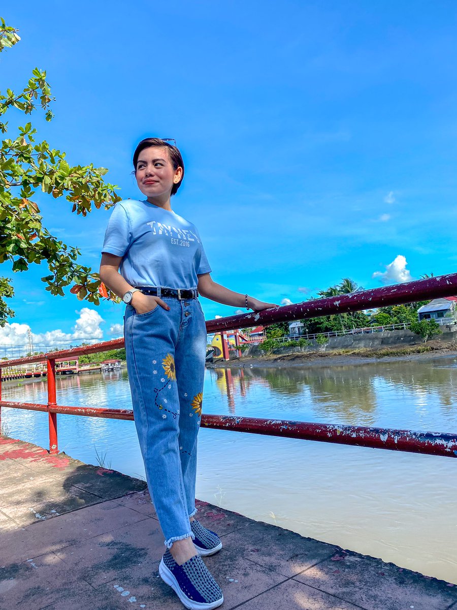 caiii_m's tweet photo. Flex ko lang pastel blue #TayNew shirt ko from Geek Bouteequee!! 💙 + my commissioned hand-painted TayNew inspired pants (see sunflowers + cats at the back pocket) 🌻🐱🥰
📷 @iamisspogi
#BeGeek
#GeekBouteequee https://t.co/GYSfNW5Cl9
