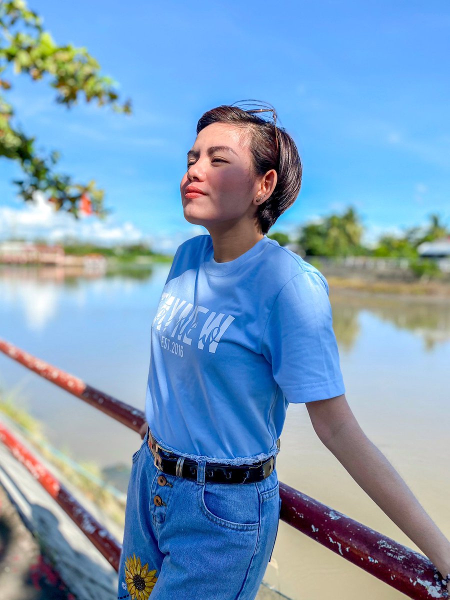 caiii_m's tweet photo. Flex ko lang pastel blue #TayNew shirt ko from Geek Bouteequee!! 💙 + my commissioned hand-painted TayNew inspired pants (see sunflowers + cats at the back pocket) 🌻🐱🥰
📷 @iamisspogi
#BeGeek
#GeekBouteequee https://t.co/GYSfNW5Cl9
