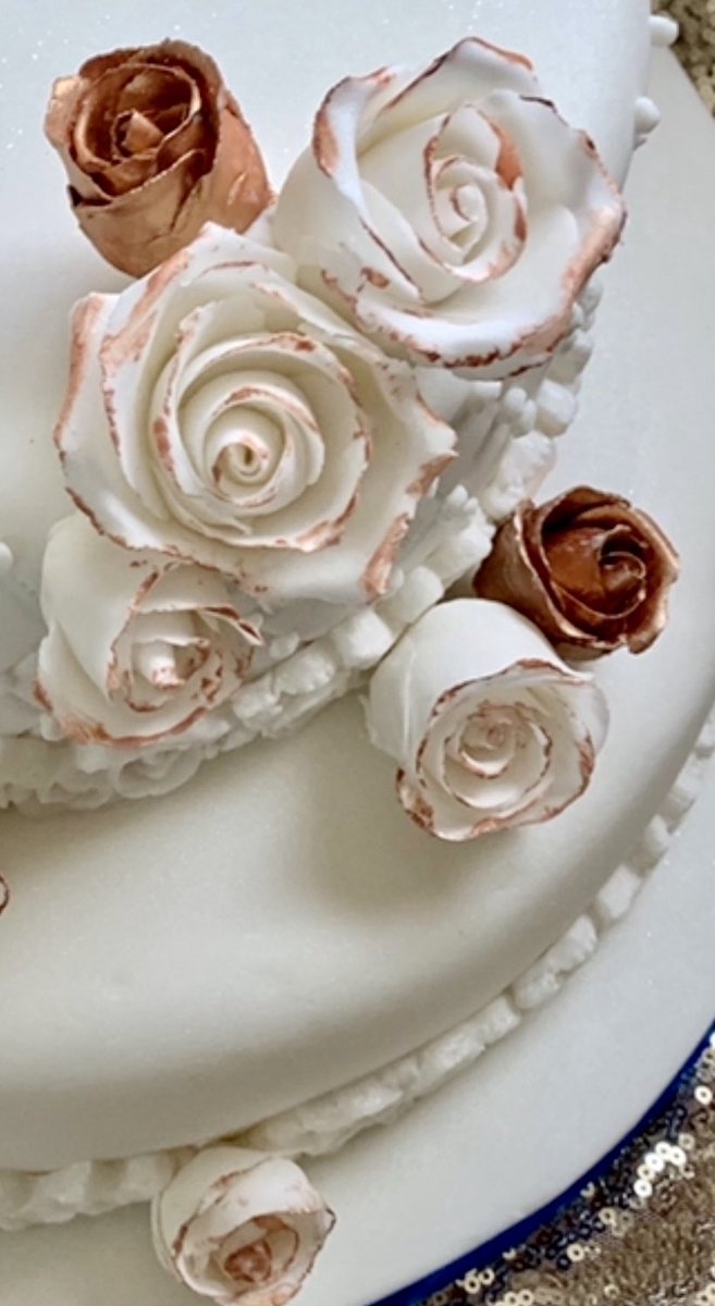 EventsCakes's tweet photo. Happy 70th Birthday🎊🎂xx
#RichFruitCake #VanillaSponge #RaspberryJam #VanillaButtercream #RoseGold #White #HandPipedPearls #HandmadeRoses #EdibleRoses #MadeToOrder #HomeDeliveries #CelebrationCake #BirthdayCake #HappyBirthday #StaySafe #HomeDeliveries #EventsCakes #ToYourDoor https://t.co/ngqaIWBDE8