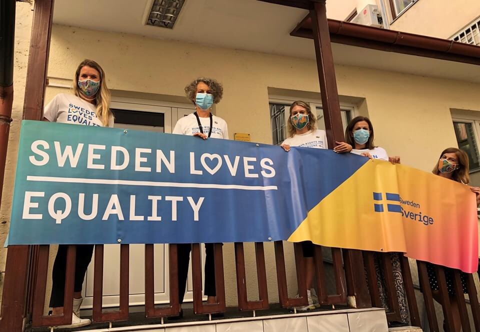 jostromquist's tweet photo. Sweden supports the second Sarajevo Pride - standing up for equal human rights for everyone 🏳️🌈 @BHpovorkaponosa @soc_sarajevo #onlinepride #drugabhpovorkaponosa #secondbosnianpridemarch #niježivotčetirizida #nolifewithinfourwalls #swedeninbih https://t.co/1kcMuLymt8