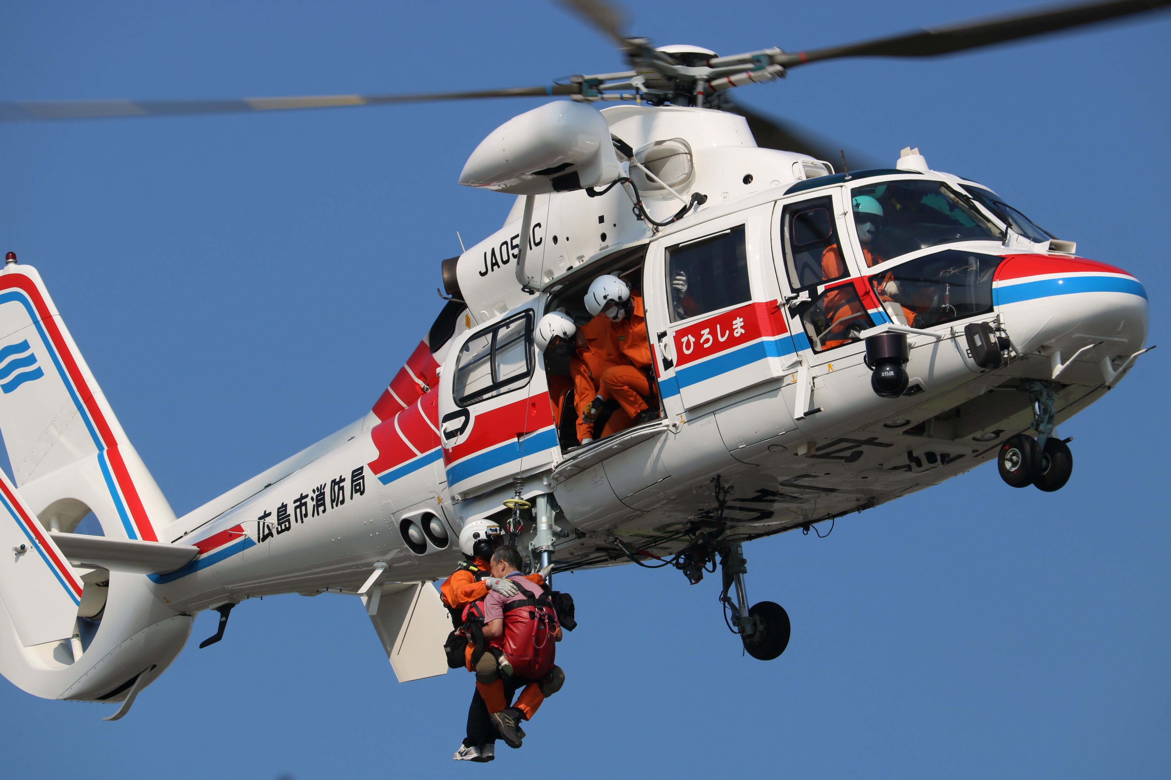 広島市消防局 ヘリコプターによる視覚障害者と盲導犬の救助訓練を実施しました 令和2年8月日 木 広島県消防防災航空隊と合同で 航空救助隊員が視覚障害者 盲導犬使用 をヘリコプターで吊り上げる救助訓練を行いました 詳細はこちら 広島市消防