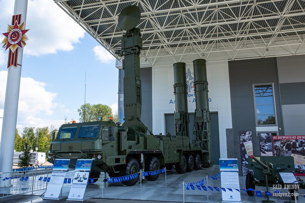 Two photos of the new 51P6E2 TEL on a BAZ 10x10 chassis for the Abakan missile defense system from  @saidpvo. As  @GuyPlopsky points out, the radar and missile canisters resemble the S-300V's 9A84 transporter-loader's radar and 9M82-series missile. 22/ https://saidpvo.livejournal.com/978055.html 