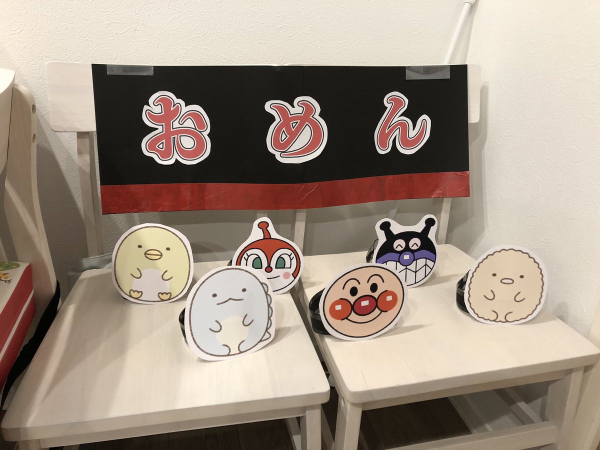 カワグチナミ おうち縁日作り方その5 お面屋さん 好きなキャラクターを印刷 著作権ngだから個人で楽しむだけ 細長く切った黒画用紙の端っこを折り 折り目部分に輪ゴムをセット 輪ゴムが抜けないようにホッチキスで留める 子どもの肌にホッチキス