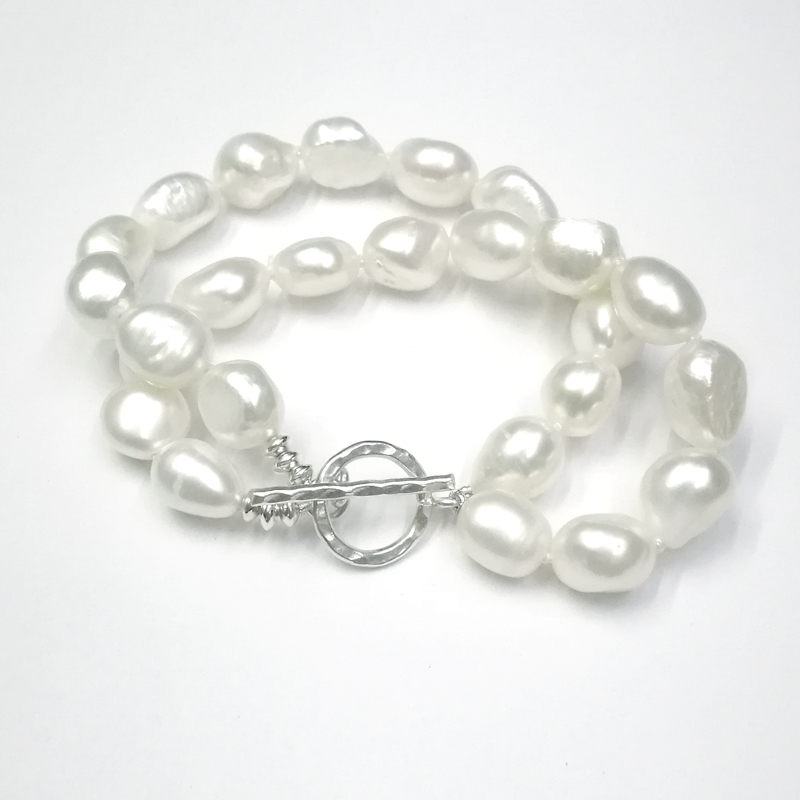 Helihelmi2015's tweet image. SL.00088.0, #2strands #white #freshwaterpearls #bracelet with #silver #OTclasp
#Rannekoru

@Helihelmi2015 @Heli
helihelmi.com/?product=sl-00…