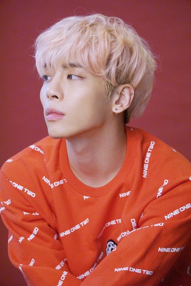 Jonghyun_Arg's tweet photo. 200823 🌘 #Jonghyun | #SHINee | Random pics of the Day 🌒

#KimJonghyun #종현
 @SHINee

Cr. : Owner /Logos. 
🌘#JonghyunArgentina 🌒FanClub https://t.co/N2B29T6PeM