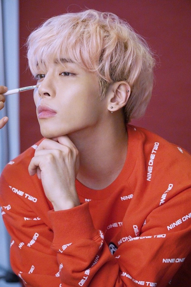 Jonghyun_Arg's tweet photo. 200823 🌘 #Jonghyun | #SHINee | Random pics of the Day 🌒

#KimJonghyun #종현
 @SHINee

Cr. : Owner /Logos. 
🌘#JonghyunArgentina 🌒FanClub https://t.co/N2B29T6PeM