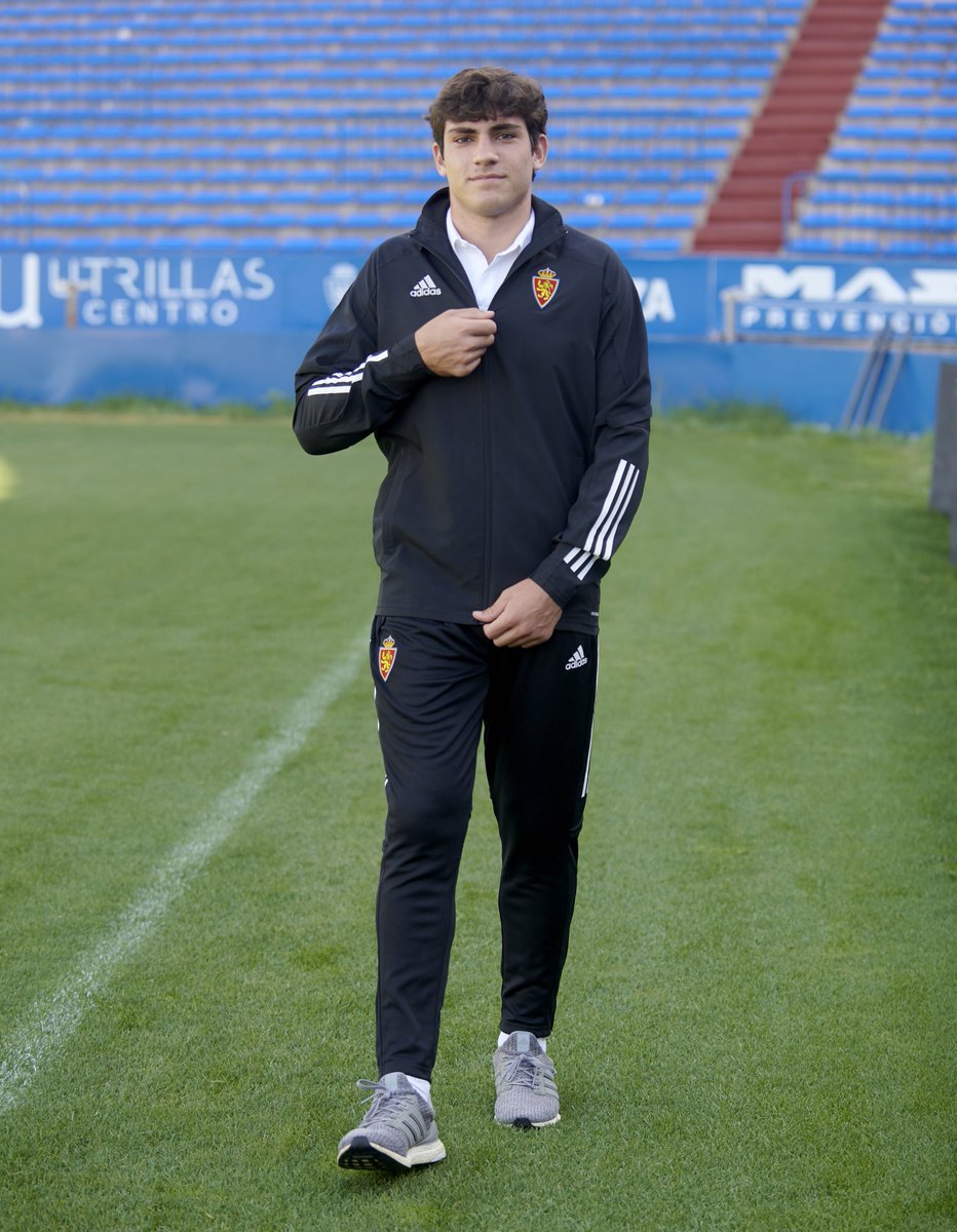 Real Zaragoza 🦁🤍💙 on Twitter: "✨ Iván Azón, con la indumentaria de paseo  que vestirán los técnicos en los desplazamientos: chaqueta ligera, de corte  entallado con bolsillos de cremallera, y pantalón largo