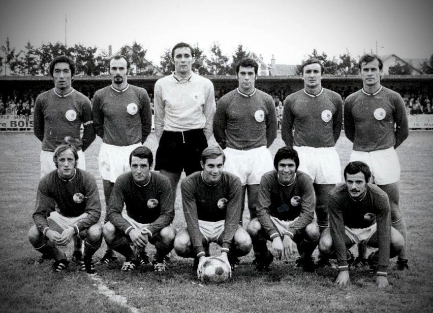 🏆 #PSGBayern 
🔴🔵 Il y a 50 ans jour pour jour, le PSG disputait le premier match officiel de son histoire, contre Poitiers, avec Jean Djorkaeff comme capitaine !