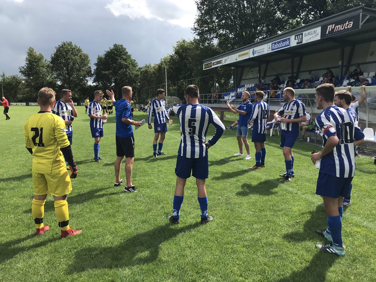 Gisteren mocht <a href="/SCVeenwouden/">SC Veenwouden</a> voor het eerst in een half jaar het veld weer in. Oefenen tegen <a href="/vv_FVC/">F.V.C. Leeuwarden</a> za. Het werd uiteindelijk 2-2. Kortom een mooie middag. Dinsdag oefenen we uit tegen <a href="/SCTwijzel/">SC Twijzel</a>.