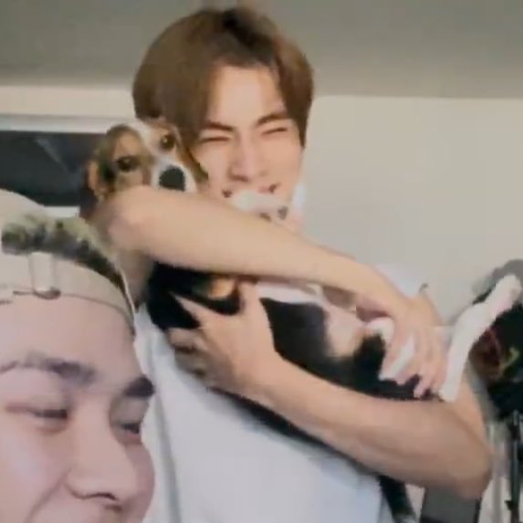 เข้ามาเพื่อมาบอกว่า บอยรักสัตว์ครับ ขอบคุณครับ