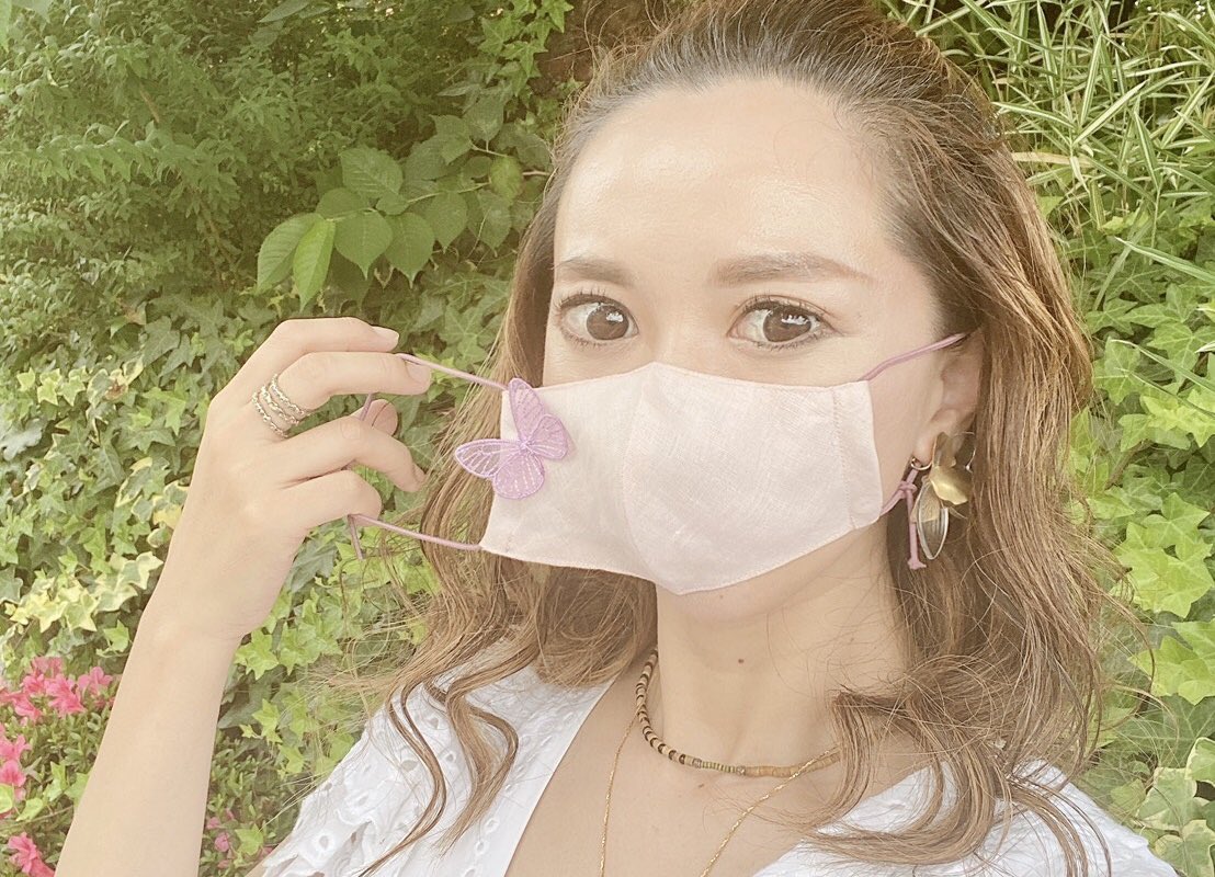menagekelly's tweet photo. お出かけの際に
欠かせないアイテムとなったマスク☝︎✨

毎日のことだから
マスクもコーディネートの一部として楽しみたいもの😍
ストローハットに引き続き、オシャレな高井ちはるさんに
マスクコーデのポイントも教えてもらいました🙋‍♀️

ぜひ、参考に！
▶︎ https://t.co/Z5uUp6RYpX https://t.co/EPiPJIMhVr
