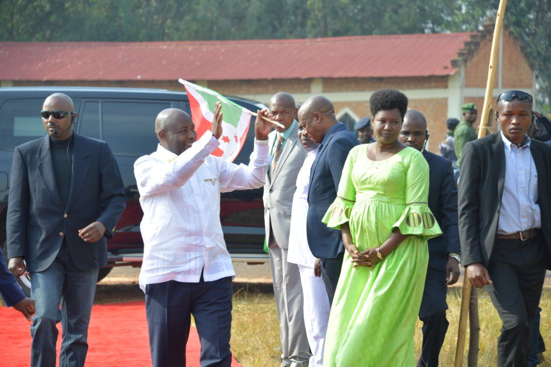 #Burundi: En marge de la prière d’action de grâce, le Président <a href="/GeneralNeva/">SE Evariste Ndayishimiye</a> annonce que dans DEUX semaines tous les Hauts Cadres de l’Etat déclareront leurs avoirs et richesses. A la fin du mandat une évaluation sera faite afin de vérifier si la chose publique a été bien gérée.