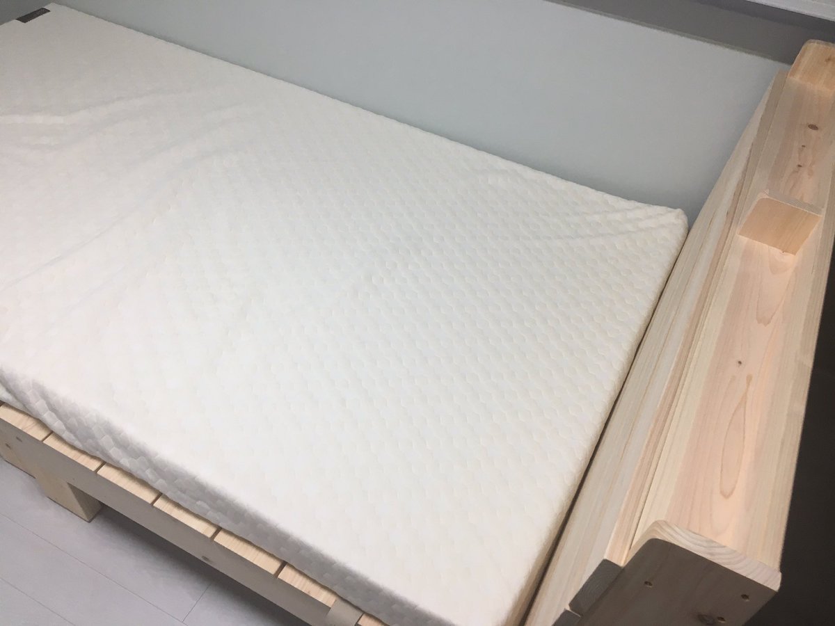 sysyssww122411's tweet image. 토퍼 프리미엄 매트리스로 샀는데 먼저 시켰을때 새제품냄새가 안나서 좋았고 커버도 오가닉이라고급스러워서 좋았습니당 정말 푹신하고 쿠션감 있어서 잘 때 편하고 몸의 무게를 분산시켜줘요 정성이 느껴지네요. 추천합니다
#slou #슬로우 #슬로우추쳔 #매트리스추천 #슬로우후기