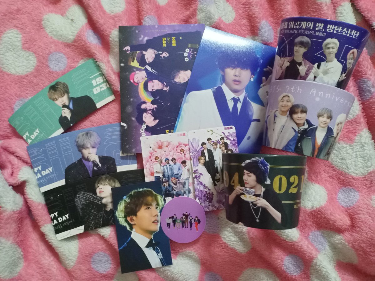 Sharly0325's tweet photo. So happy today💜 thanks @7WITHBTS for the cupholder event and @xxugga distribute the cupholder!!🤩 also thanks to who give me the freebies💜
我的英文很差 总之谢谢啦！🥰
#7WithBTSEternally https://t.co/zooUIp5St1