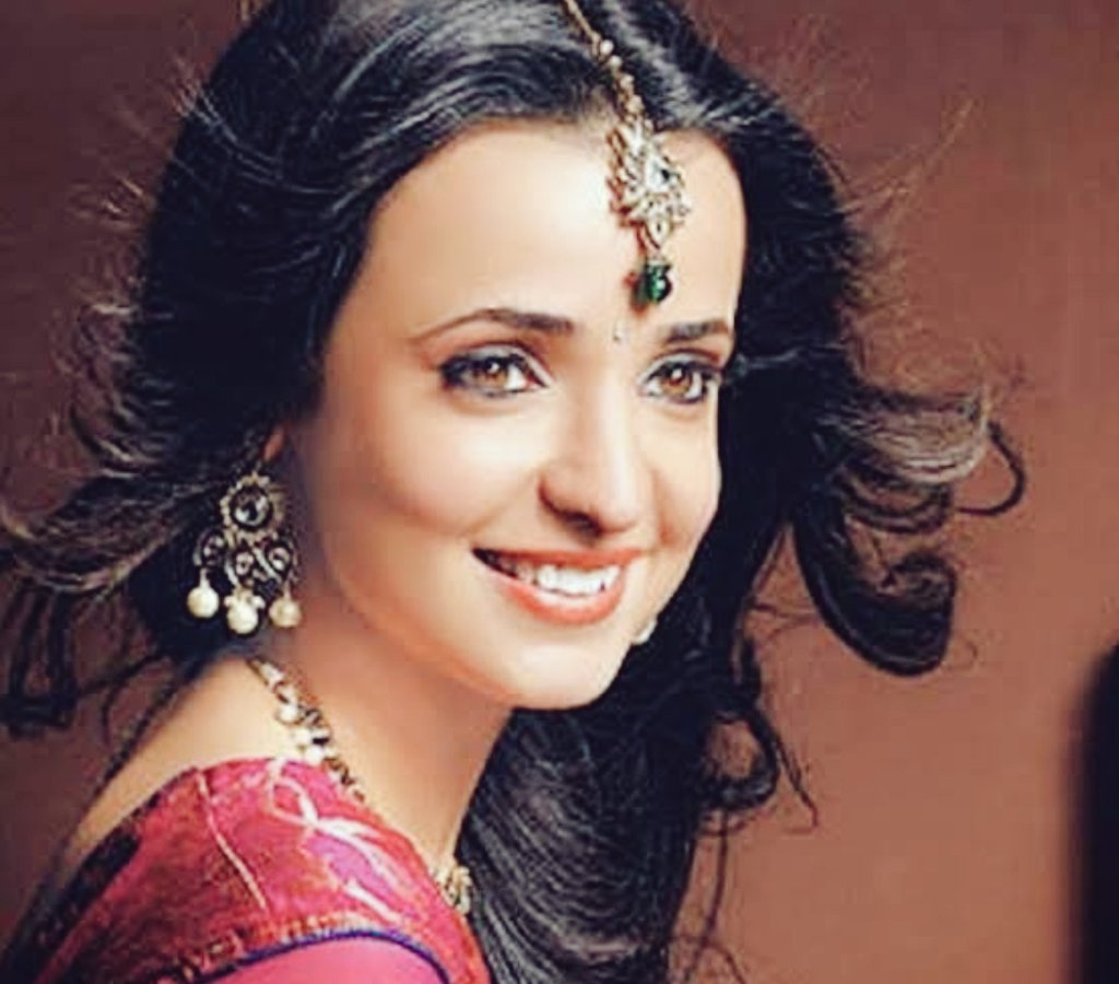 6. Tv serial udaan lead actress meera deosthale said sanaya irani is her favorite from tv industry  when some one asked who is your favorite from tv? #SanayaIrani 