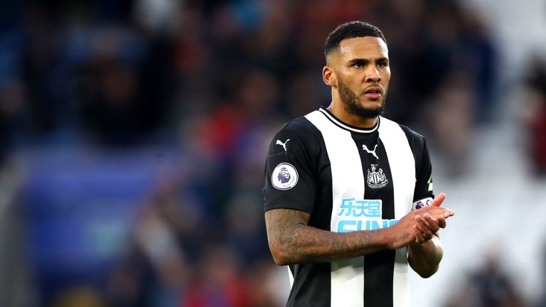 Lascelles £4.5m  (Outside Option) Similarly if you are planning on WC GW2 or 3, a punt on him could prove a great differential pick. Currently injured, but should be fit in time for GW1.WHU and BRI in the first 2 GWs.Set-piece threat. (Would avoid GW3 onwards).