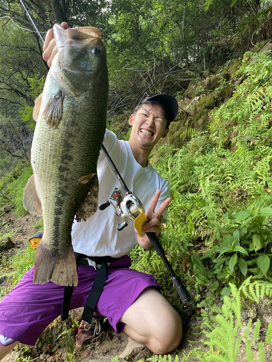 ムコーハラ 室生ダムがバス釣り解禁になり オカッパリ大会へ 朝イチにイカツイ魚をエイトボール エグチャンクのコンビで53cm 見事優勝し 初代室生ダムチャンピオンになれました ヒューマンのみんなもありがとう T Co Lsyen5bprr