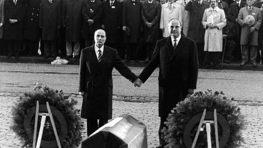 Une une qui fait référence à la poignée de main historique Mitterrand-Kohl en 1984 à Verdun.  https://www.francebleu.fr/infos/societe/le-22-septembre-1984-francois-mitterrand-et-helmut-kohl-main-dans-la-main-a-verdun-un-geste-iconique-1568975157