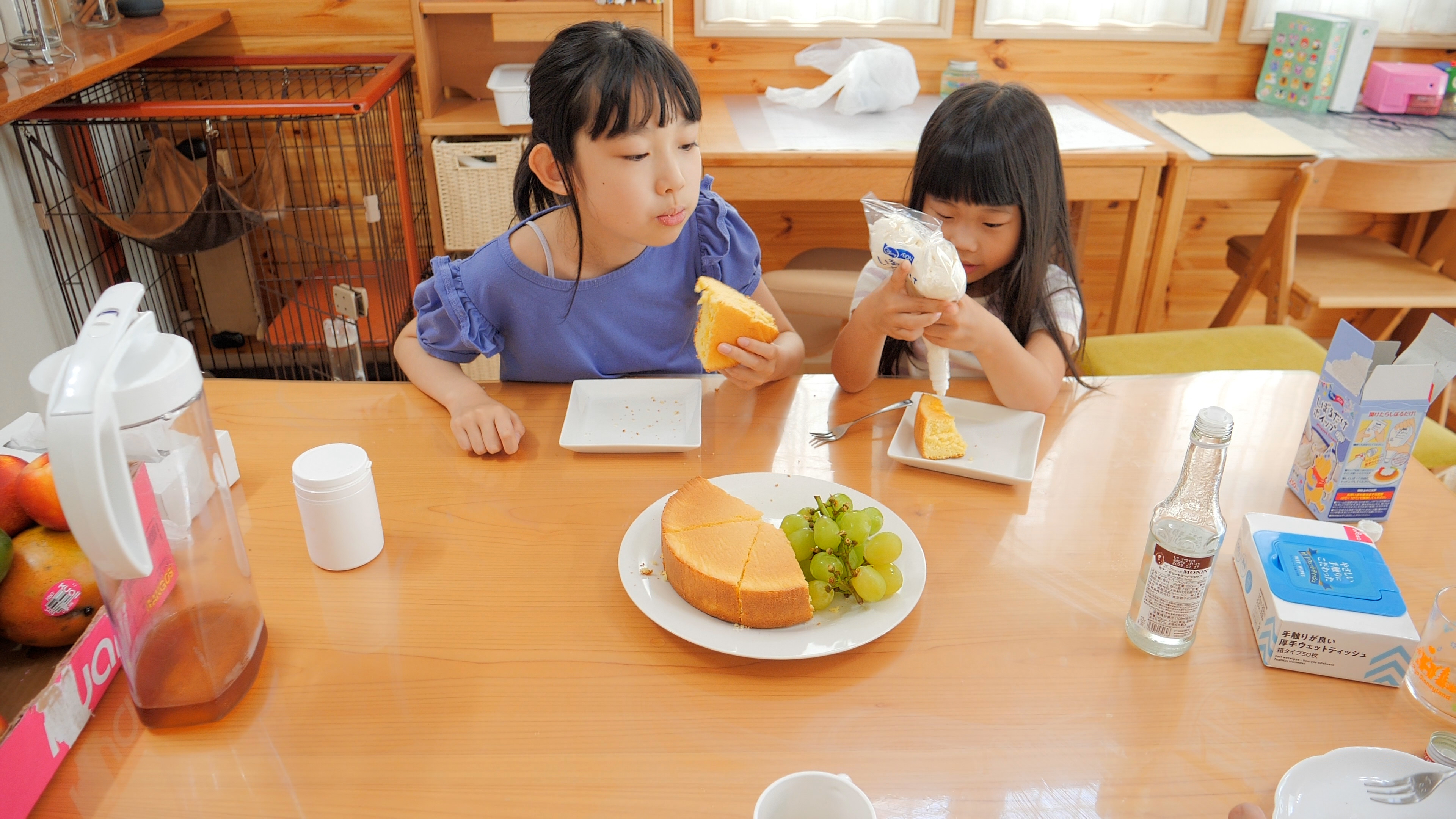 あすママ あっちゃんファミリー 次女と長女の誕生日ケーキ作りの練習をしてたら スポンジが焼けたそばから待ちきれない長女に食べられました 長女的にケーキはデコレーション不要 T Co Wzrdxp7frz Twitter