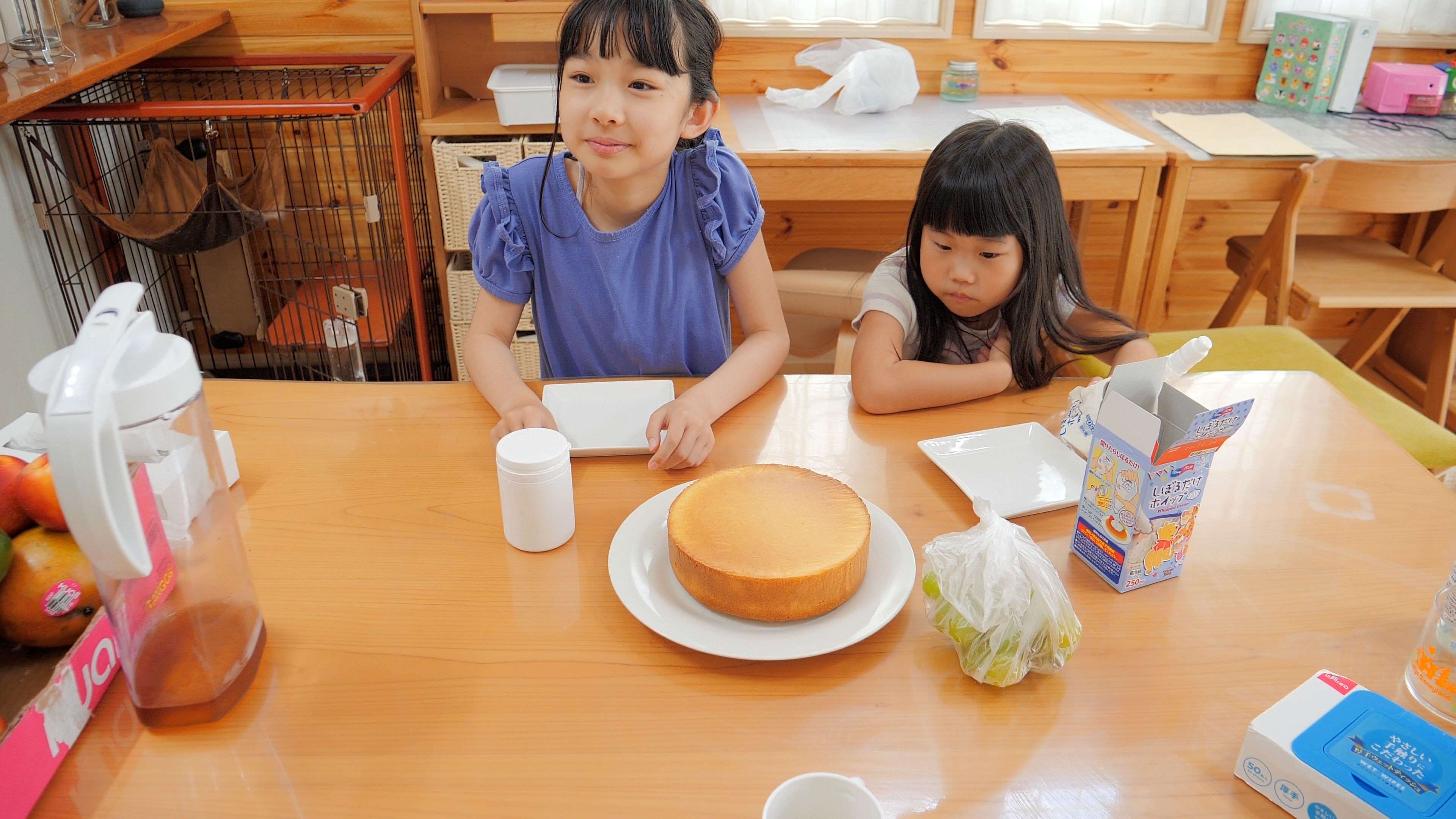 あすママ あっちゃんファミリー 次女と長女の誕生日ケーキ作りの練習をしてたら スポンジが焼けたそばから待ちきれない長女に食べられました 長女的にケーキはデコレーション不要 T Co Wzrdxp7frz Twitter