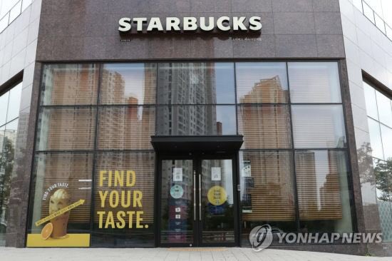 IMPORTANT Starbucks outbreak in South Korea  reveals a lot: A  #COVID19 infected 30 year old visited Starbucks for 2 hours then infected 56 others who visited. Likely related to 6 recirculating air conditioners. 2nd Floor hotspot. Suggests aerosols  https://www.insight.co.kr/news/299857 