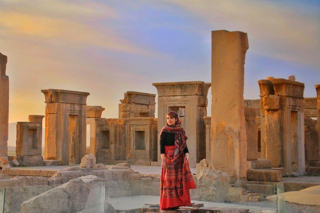In front of the #TacharChâteau, the Palace of Darius the Great, #Persepolis

#travelphotography 
#TravelPersia 
#UniqueDestination 
#IranWonders
@MyBeauDes