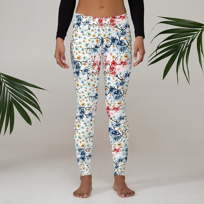 Do you like #cherryblossom like me!? My #leggings come in all sizes from XS to XL with #exclusiveprints for my #etsyshop Link in bio ♻️

#sustainablefashion #yogalegging #activewear #sportlegging #gymlife #gymlover #el23 #anitasmiletextiles